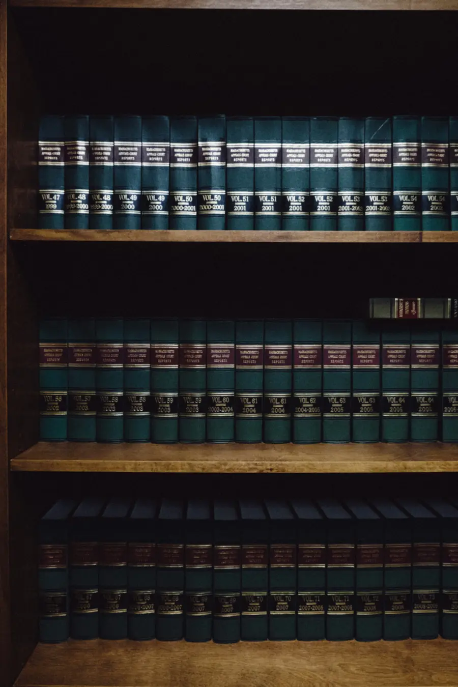 Estante de livros jurídicos ao fundo